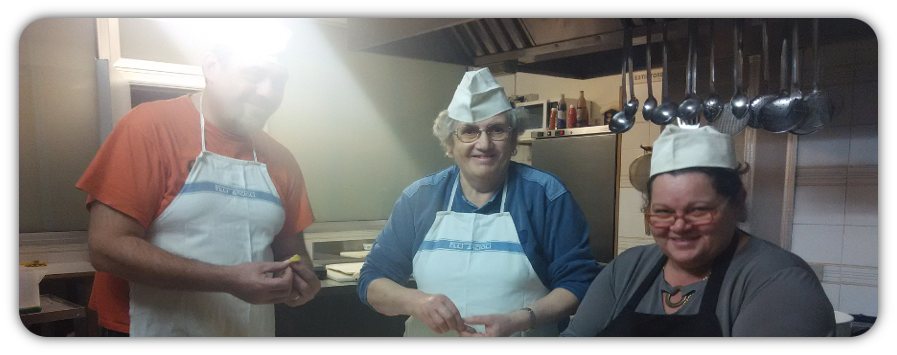 In cucina alla Vecchia Filanda: la pasta tirata a mano da Dora e il suo staff.